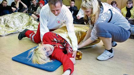 Eingehüllt. Coubertin-Schüler erlernen Maßnahmen zur Ersten Hilfe.