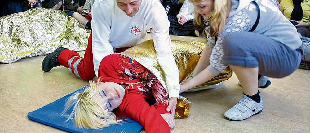 Eingehüllt. Coubertin-Schüler erlernen Maßnahmen zur Ersten Hilfe.