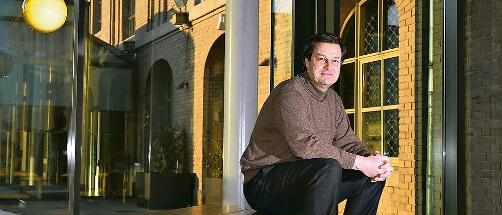 Passt. Mit dem markanten Gebäude von Labels 2 (r. oben) wurde von Investor Stefan Sihler am Berliner Osthafen eine weitere Lücke entlang der Spree geschlossen. Auch an anderen Stellen des Mediaspree-Areals geht es mit der Planung oder den Bauarbeiten voran.