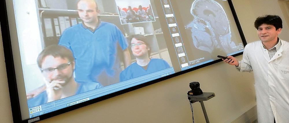 Not macht erfinderisch. Brandenburg wird für seine Zusammenarbeit mit den Nachbarländern gelobt, braucht laut Bertelsmann-Stiftung aber dringend mehr Innovationen aus eigener Forschung. Für beides steht ein gestern präsentiertes, länderübergreifendes Telemedizin-Projekt mit Mecklenburg-Vorpommern und Polen, mit dem dem Ärztemangel begegnet werden soll (Seite 15).