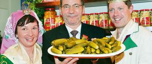 Gurkenland. Voll wars in der Brandenburghalle. Viele Besucher kamen auch, wie hier Regierungschef Matthias Platzeck, um sich an Spreewaldgurken zu laben.