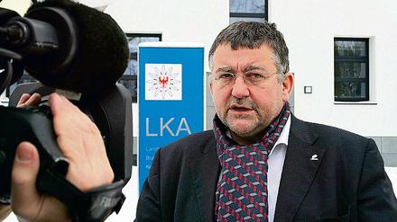 Speers Sparformel. Weniger Geld + weniger Menschen = weniger Polizisten. Brandenburgs Ex-Finanz- und nun Innenminister Rainer Speer (SPD) hier in dieser Woche beim Antrittsbesuch beim Landeskriminalamt in Eberswalde, verordnet der Landespolizei die nächste Reform.