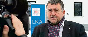 Speers Sparformel. Weniger Geld + weniger Menschen = weniger Polizisten. Brandenburgs Ex-Finanz- und nun Innenminister Rainer Speer (SPD)  hier in dieser Woche beim Antrittsbesuch beim Landeskriminalamt in Eberswalde, verordnet der Landespolizei die nächste Reform.