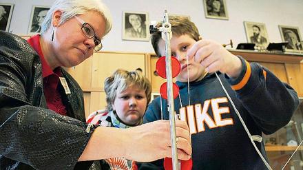 Ausprobiert. Physiklehrerin Katharina Schlumm von der Kollwitz-Oberschule erklärt Maikel und Andrè (v.l.) die Verteilung der Kraft. Die Schule verzeichnete beim Tag der Offenen Tür am Samstag einen regelrechten Besucher-Boom.