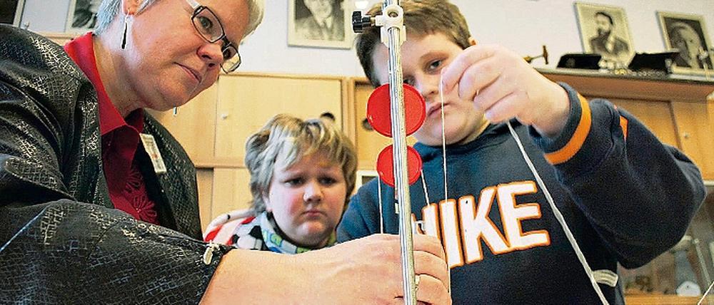 Ausprobiert. Physiklehrerin Katharina Schlumm von der Kollwitz-Oberschule erklärt Maikel und Andrè (v.l.) die Verteilung der Kraft. Die Schule verzeichnete beim Tag der Offenen Tür am Samstag einen regelrechten Besucher-Boom.