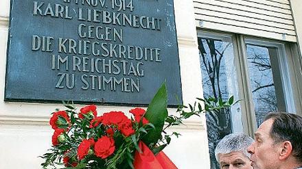 An der Hegelallee 38 legten Waschkuhn und Scharfenberg Blumen nieder.