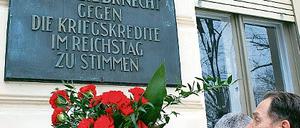 An der Hegelallee 38 legten Waschkuhn und Scharfenberg Blumen nieder.