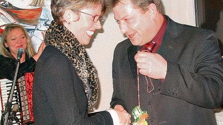 Zum Neujahrsempfang 2006 hatte Roland Büchner der Bürgermeisterin noch rheinischen Frohsinn gewünscht und eine Kölner Karnevalspuppe überreicht. Ob der Bürgermeisterwahlkampf auch so lustig wird, bleibt abzuwarten.