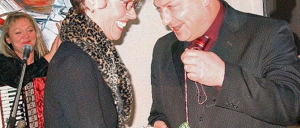 Zum Neujahrsempfang 2006 hatte Roland Büchner der Bürgermeisterin noch rheinischen Frohsinn gewünscht und eine Kölner Karnevalspuppe überreicht. Ob der Bürgermeisterwahlkampf auch so lustig wird, bleibt abzuwarten.