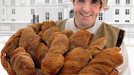 Knüppelt: Bäcker Plentz vor dem Schloss Oranienburg mit Kartoffelknüppel.
