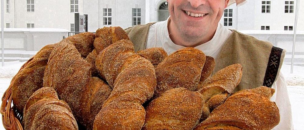 Knüppelt: Bäcker Plentz vor dem Schloss Oranienburg mit Kartoffelknüppel.