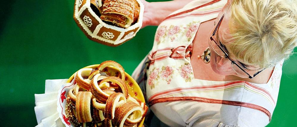Ungarn tischt auf. Das Gastland der 75. Grünen Woche hat nicht nur Gebäckspezialitäten mitgebracht. Und wie bei allen osteuropäischen Ausstellern wird auch hier in volkstümlicher Tracht serviert.