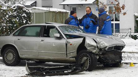Unbedingter Festnahmewille. In diesem Wagen starb Dennis J., bereits der erste Schuss aus der Dienstwaffe des Berliner Zivilfahnders Reinhard R. war tödlich. Nun wird dem Beamten wegen Totschlagsverdacht der Prozess gemacht.