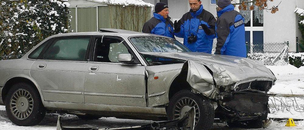 Unbedingter Festnahmewille. In diesem Wagen starb Dennis J., bereits der erste Schuss aus der Dienstwaffe des Berliner Zivilfahnders Reinhard R. war tödlich. Nun wird dem Beamten wegen Totschlagsverdacht der Prozess gemacht.