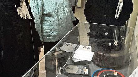 Spionagewerkzeug. Besucher bestaunten antike Datenträger.