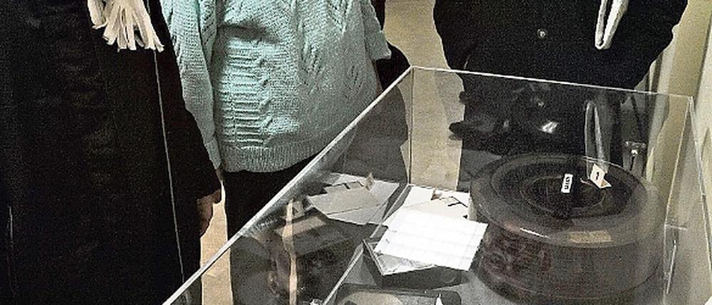 Spionagewerkzeug. Besucher bestaunten antike Datenträger.