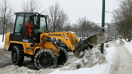 Auf den Fußweg damit. Radlader haben gestern den Schnee auf den Parkplätzen der Charlottenstraße auf den Gehweg geschichtet. Anderenorts wird der Schnee von den Straßen auf einen speziellen Lagerplatz gebracht.
