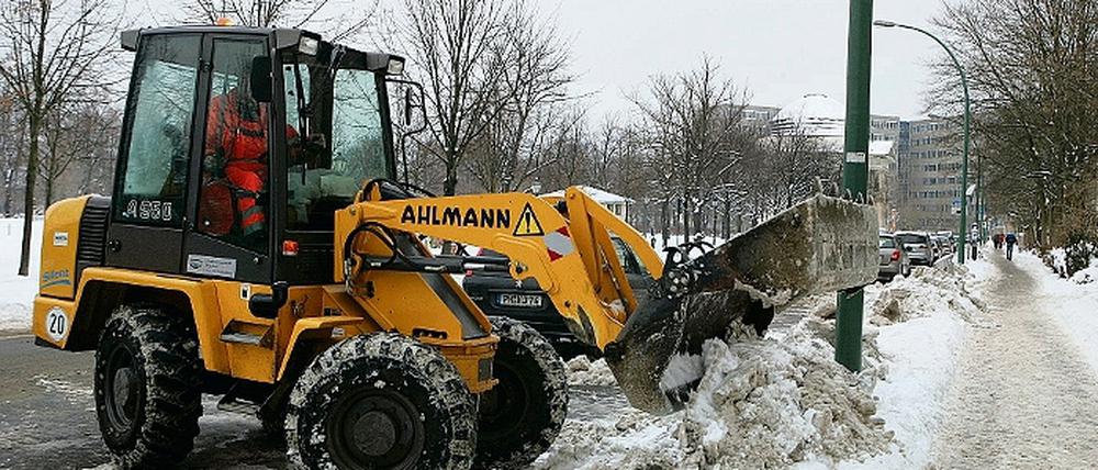 Auf den Fußweg damit. Radlader haben gestern den Schnee auf den Parkplätzen der Charlottenstraße auf den Gehweg geschichtet. Anderenorts wird der Schnee von den Straßen auf einen speziellen Lagerplatz gebracht.