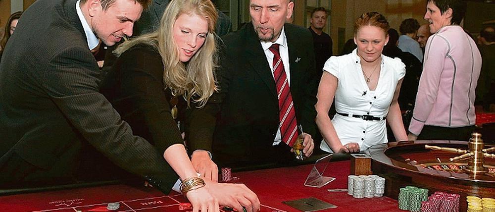 Freundschaftsspiel. Für einen guten Zweck haben Paul Biedermann, Jaana Ehmcke, Jörg Hoffmann und Dirk Lange (v.l.) gestern in der Potsdamer Spielbank an Spieltischen gestanden. Der Gewinn der deutschen Schwimm-Nationalmannschaft in Höhe von 2800 Euro wurde an den Circus Montelino gespendet.