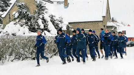 Wieder im Training. 20 Spieler des Fußball-Regionalliga-Spitzenreiters SV Babelsberg 03 begannen am Montag ihre Vorbereitung auf die weitere Saison. Ehe es zu einem ersten Lauf in den Babelsberger Park ging (oben), stand das Wiegen (links Sven Hartwig) auf dem Programm, dem sich Erwärmungsübungen im Vip-Raum des Karl-Liebknecht-Stadions (Mitte) anschlossen. Mannschaftskassenwart Daniel Zacher (rechts beim Einkleiden) freute sich, gestern keine Einnahmen verbuchen zu können.