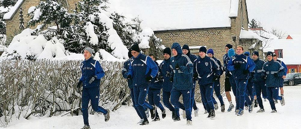 Wieder im Training. 20 Spieler des Fußball-Regionalliga-Spitzenreiters SV Babelsberg 03 begannen am Montag ihre Vorbereitung auf die weitere Saison. Ehe es zu einem ersten Lauf in den Babelsberger Park ging (oben), stand das Wiegen (links Sven Hartwig) auf dem Programm, dem sich Erwärmungsübungen im Vip-Raum des Karl-Liebknecht-Stadions (Mitte) anschlossen. Mannschaftskassenwart Daniel Zacher (rechts beim Einkleiden) freute sich, gestern keine Einnahmen verbuchen zu können.