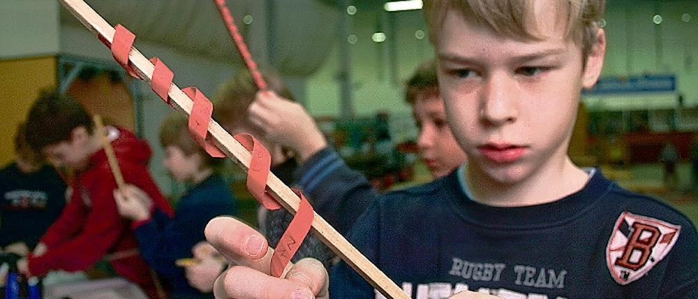 Der Stock ist der Schlüssel: Luc aus der 4b der Steinweg-Grundschule mit einer geheimen Botschaft.
