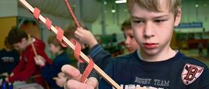 Der Stock ist der Schlüssel: Luc aus der 4b der Steinweg-Grundschule mit einer geheimen Botschaft.