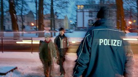 Polizei am Tor. Beamte beim Einsatz an Neuruppiner Oberschule.