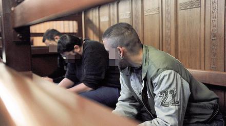 Auf der Anklagebank. Vier mutmaßliche Neonazis aus Brandenburg im Alter von 20 bis 26 Jahren sollen auf einen Berliner Studenten eingetreten haben, auch als das Opfer aus der linken Szene schon am Boden lag.