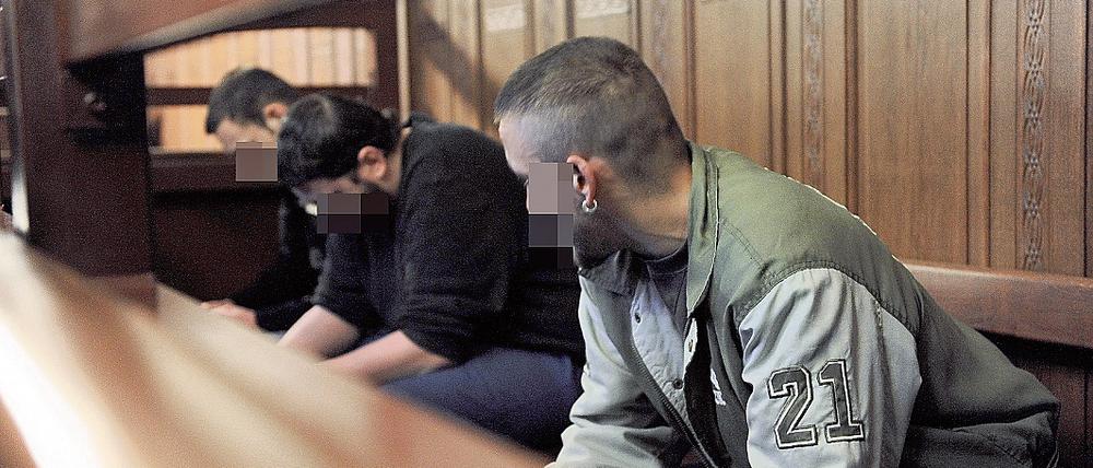 Auf der Anklagebank. Vier mutmaßliche Neonazis aus Brandenburg im Alter von 20 bis 26 Jahren sollen auf einen Berliner Studenten eingetreten haben, auch als das Opfer aus der linken Szene schon am Boden lag.