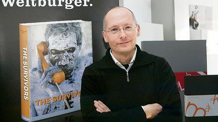 Der Verleger Herbert Ullmann mit einem der sehr anspruchsvollen Bildbände der Premiummarke h.f. ullmann.