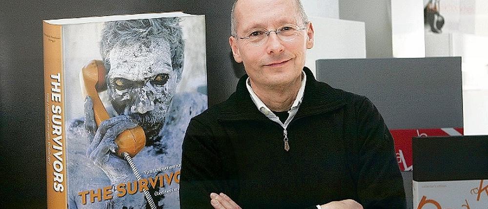 Der Verleger Herbert Ullmann mit einem der sehr anspruchsvollen Bildbände der Premiummarke h.f. ullmann.