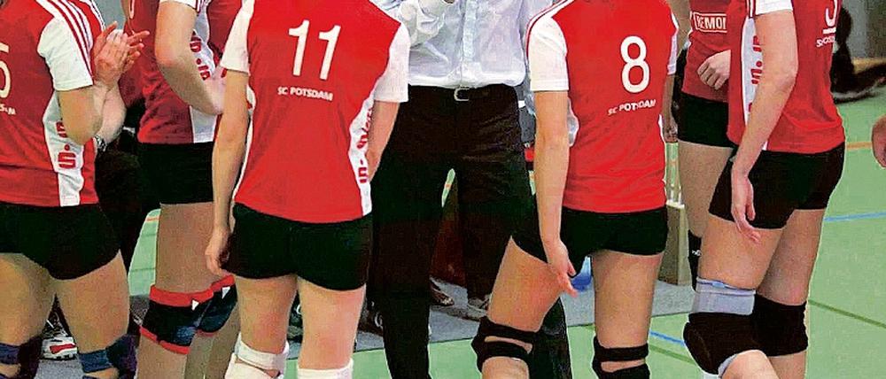 Vor einem wichtigen Heimspiel. Für Potsdams Trainer Michael Merten  hier im Kreis seiner Bundesliga-Spielerinnen  wäre der heutige Sieg zu Hause gegen den SV Lohhof ein schönes nachträgliches Geschenk zu seinem gestrigen 41. Geburtstag.