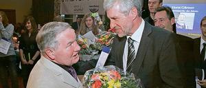 Ehrenamt gewürdigt. Faustball-Nestor Horst Gärtner (l.) wurde von Sportminister Holger Rupprecht als Potsdams Seniorensportler des Jahres 2009 geehrt.