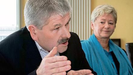 Rückendeckung. Der frühere Stasi-Spitzel Hans-Jürgen Scharfenberg kann Oberbürgermeisterkandidat werden, ginge es nach seinem Kreisvorstand. Er sei offen mit seiner Vergangenheit umgegangen, so Kreischef Günther Waschkuhn.