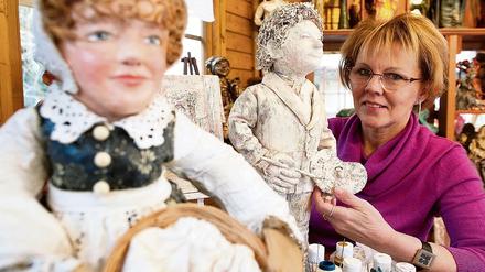 Nach lebendem Vorbild. Die freischaffende Modegestalterin Christa Rogge kreiert Figuren, textil-versteift in Originalkleidung, in Metall- oder Steinoptik.
