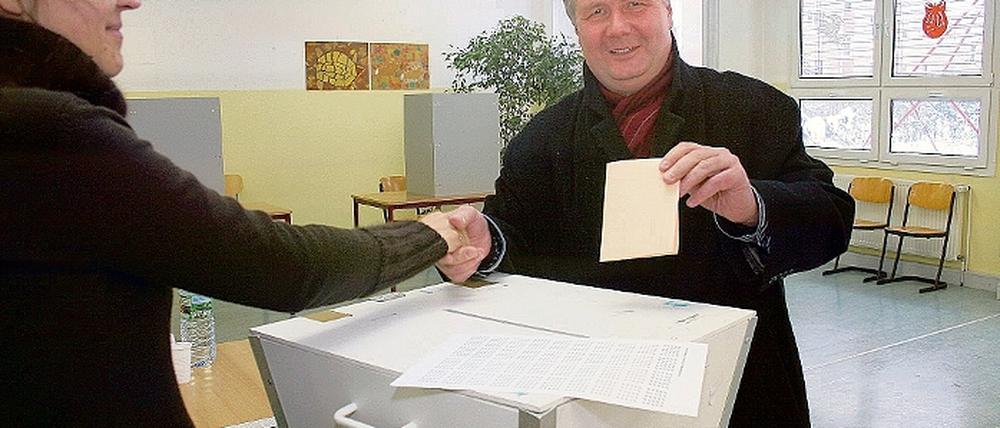 Zuversichtlich: Amtsinhaber Axel Zinke gestern bei der Abgabe des Stimmzettels in der Schule Neuseddin.