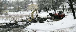 Schaufel für Schaufel wird der Schlamm im Nonnenteich abgebaggert. Bis zum März soll hier wieder ein idyllischer kleiner Waldsee entstehen, über den man vom Eichenweg aus auf die Färber-Villa am anderen Ufer blicken kann.