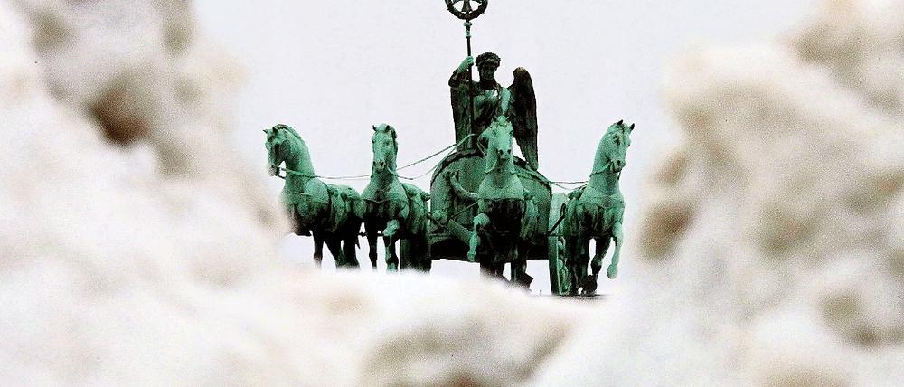 Die Quadriga auf dem Brandenburger Tor ragte am gestrigen Sonntag in Berlin über einem Schneeberg auf. Das Sturmtief Daisy" hat in Berlin und Brandenburg für viel Schnee, aber kein Chaos auf den Straßen gesorgt.