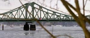 Irgendwo dahinter. Alexander Friedrich glaubt hinter der Glienicker Brücke Hildegard von Bingen singen zu hören.