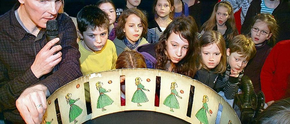 Eine Reise durch die Geschichte des Films: So begann am Wochenende die dritte Kinderfilmuniversität. Dozent Ralf Forster zeigte alte Projektoren und Laterna Magicas (oben) wie Schiebebilder (unten r.) oder die beliebte Wundertrommel (unten l.).