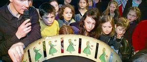 Eine Reise durch die Geschichte des Films: So begann am Wochenende die dritte Kinderfilmuniversität. Dozent Ralf Forster zeigte alte Projektoren und Laterna Magicas (oben) wie Schiebebilder (unten r.) oder die beliebte Wundertrommel (unten l.).