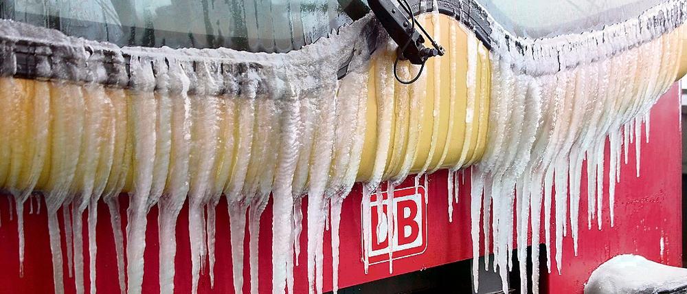 Weißes Wochenende. Eis und viel Neuschnee erwarten die Meteorologen heute und morgen. Gute Zeiten für Winterwanderungen oder zum Schlittenfahren  und schlechte Zeiten für S-Bahnkunden: Das Unternehmen befürchtet weitere Zugausfälle.
