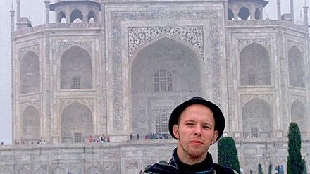 Im Land der Widersprüche. Philipp Kühl vor dem prunkhaften Taj Mahal.