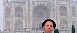 Im Land der Widersprüche. Philipp Kühl vor dem prunkhaften Taj Mahal.