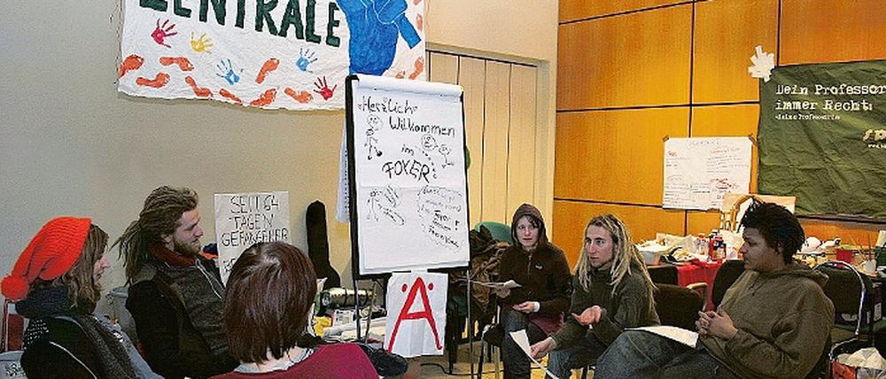 Umgezogen: Seit gestern haben Studenten das Foyer der Uni besetzt.