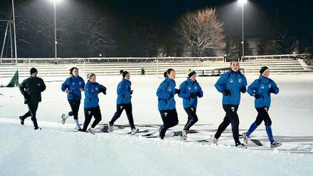 Auftakt im Schnee. Mit einem einstündigen Intervall-Lauf im Hauptstadion des Luftschiffhafens begann für Turbine Potsdam am Donnerstagabend die Vorbereitung auf die weitere Frauenfußball-Saison.