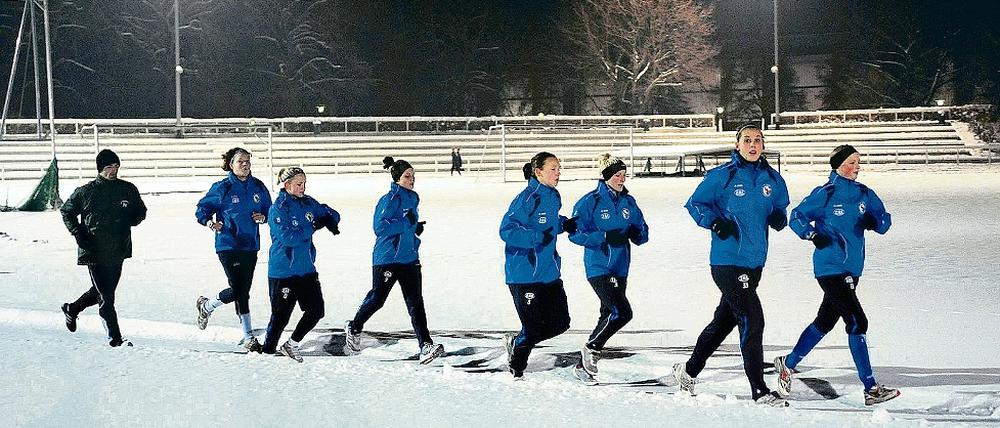 Auftakt im Schnee. Mit einem einstündigen Intervall-Lauf im Hauptstadion des Luftschiffhafens begann für Turbine Potsdam am Donnerstagabend die Vorbereitung auf die weitere Frauenfußball-Saison.