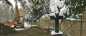 Baggern am Welterbe: Dank der Welterbe-Millionen des Bundeswirtschaftsministeriums wird seit Montag dieser Woche am Friedhof Bornstedt gearbeitet.