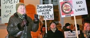 Ex-Bürgerrechtlerin gegen Verklärung. Vera Lengsfeld, heute Mitglied der CDU, mahnte auf der Kundgebung gegen die rot-rote Landesregierung Aufklärung über verschwundene SED-Gelder an. 